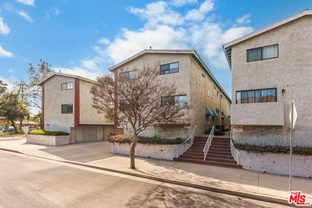 11643 Chandler Blvd Unit: 111