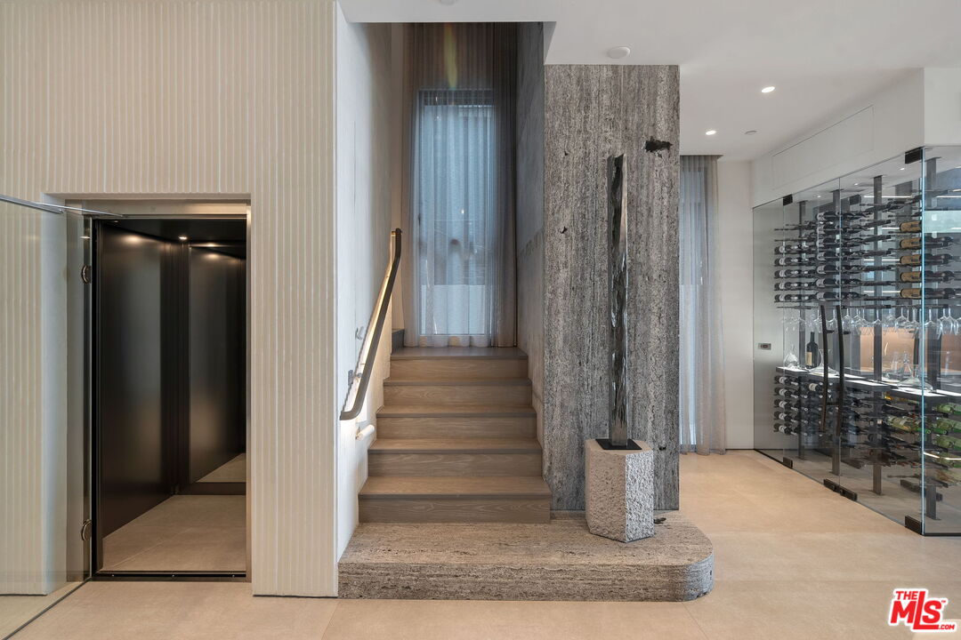 938 Palisades Beach Rd