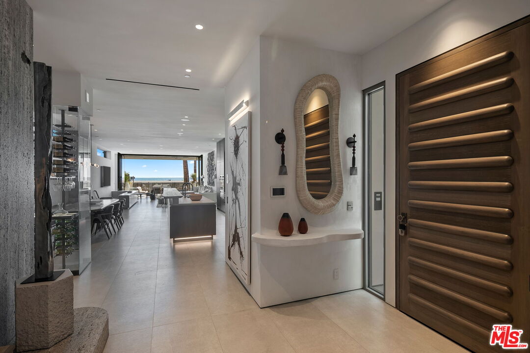 938 Palisades Beach Rd