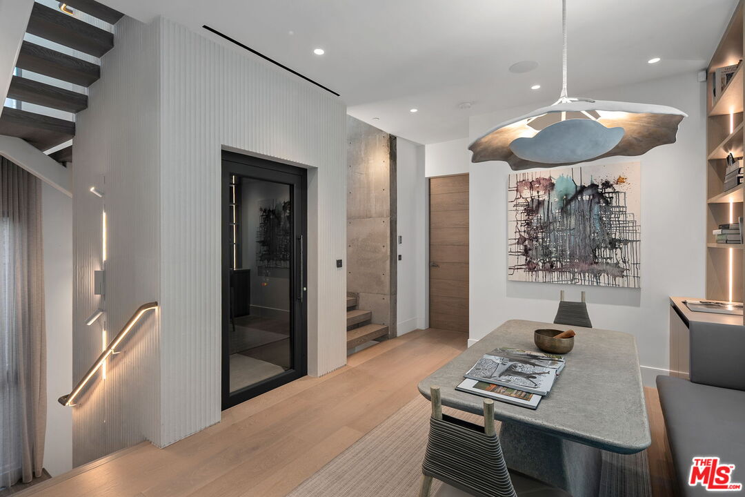 938 Palisades Beach Rd