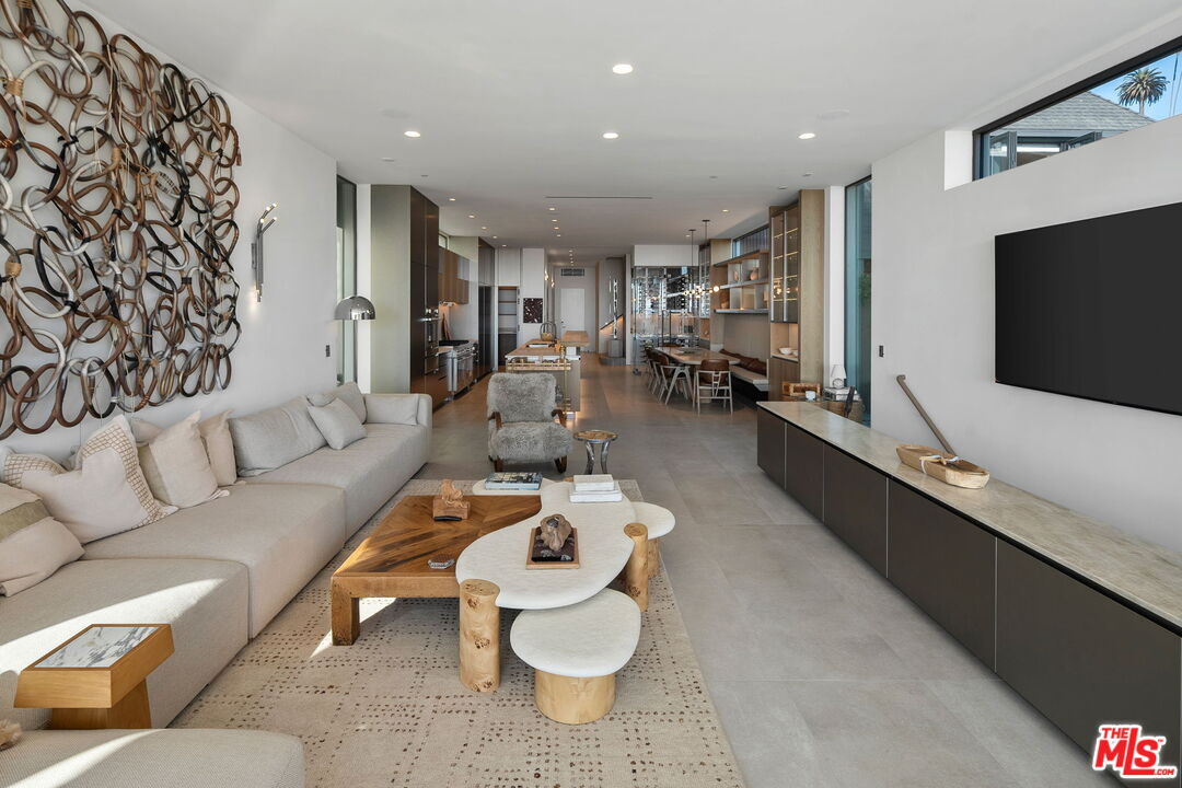 938 Palisades Beach Rd