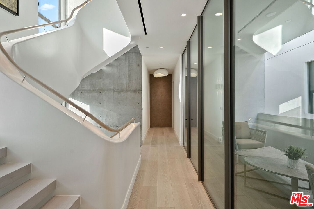 938 Palisades Beach Rd