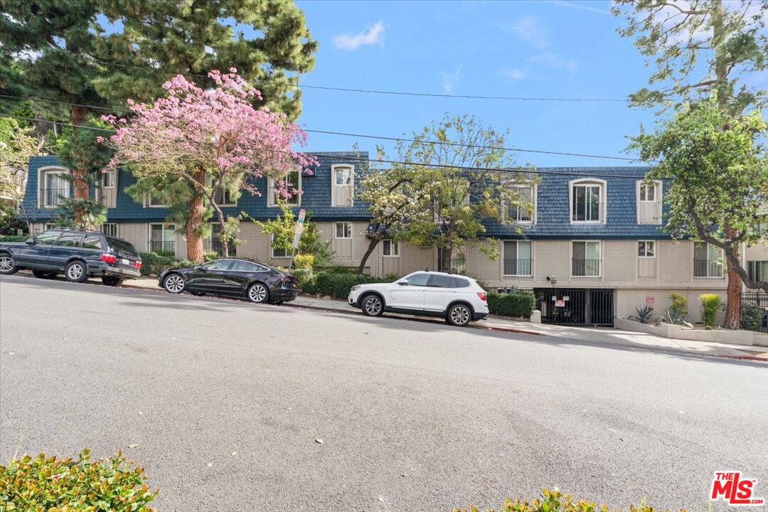 968 Larrabee St Unit: 210