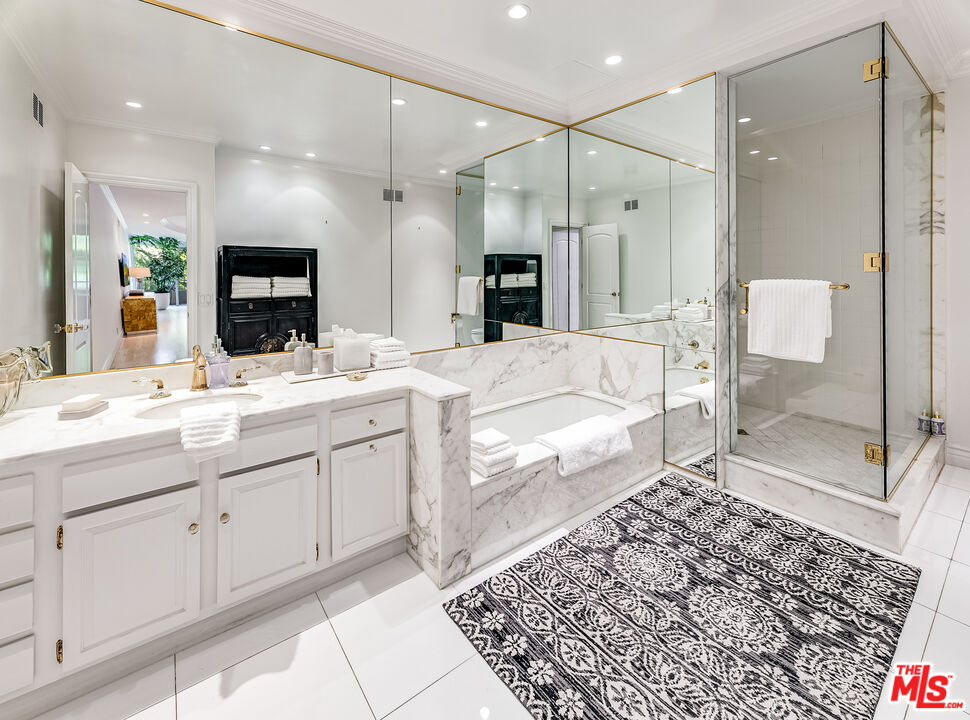 339 N Palm Dr Unit: 202