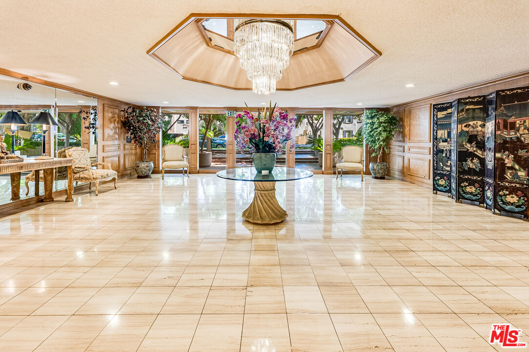 339 N Palm Dr Unit: 202