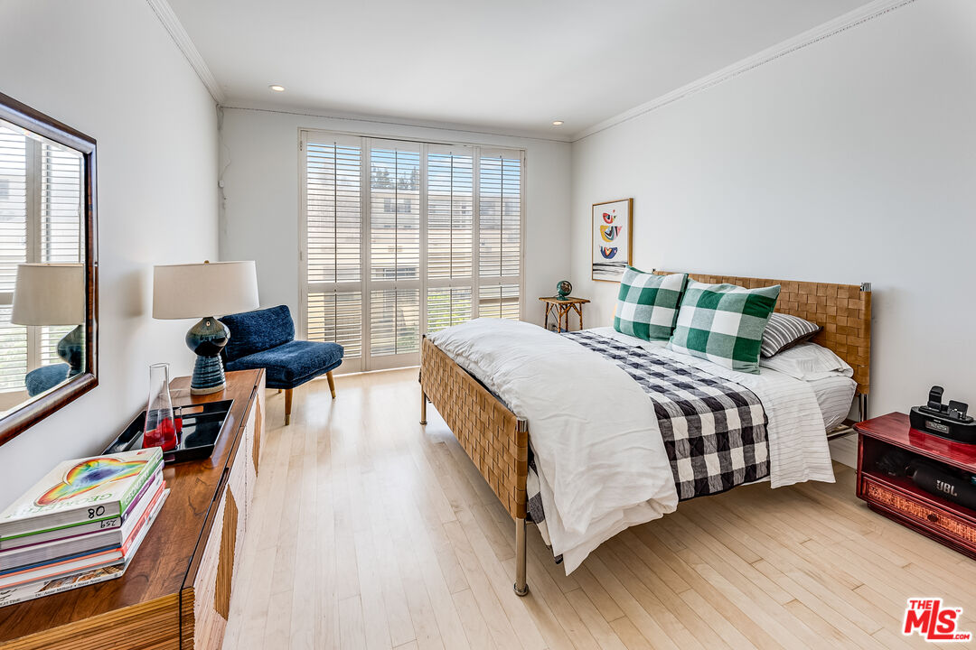 339 N Palm Dr Unit: 202