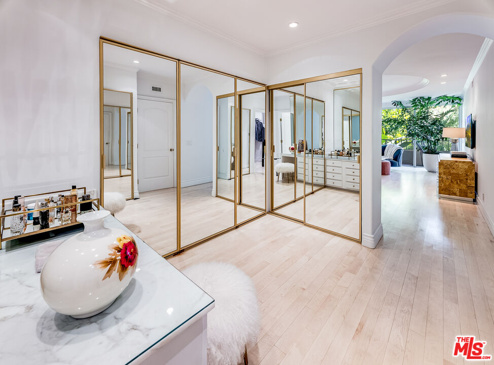 339 N Palm Dr Unit: 202