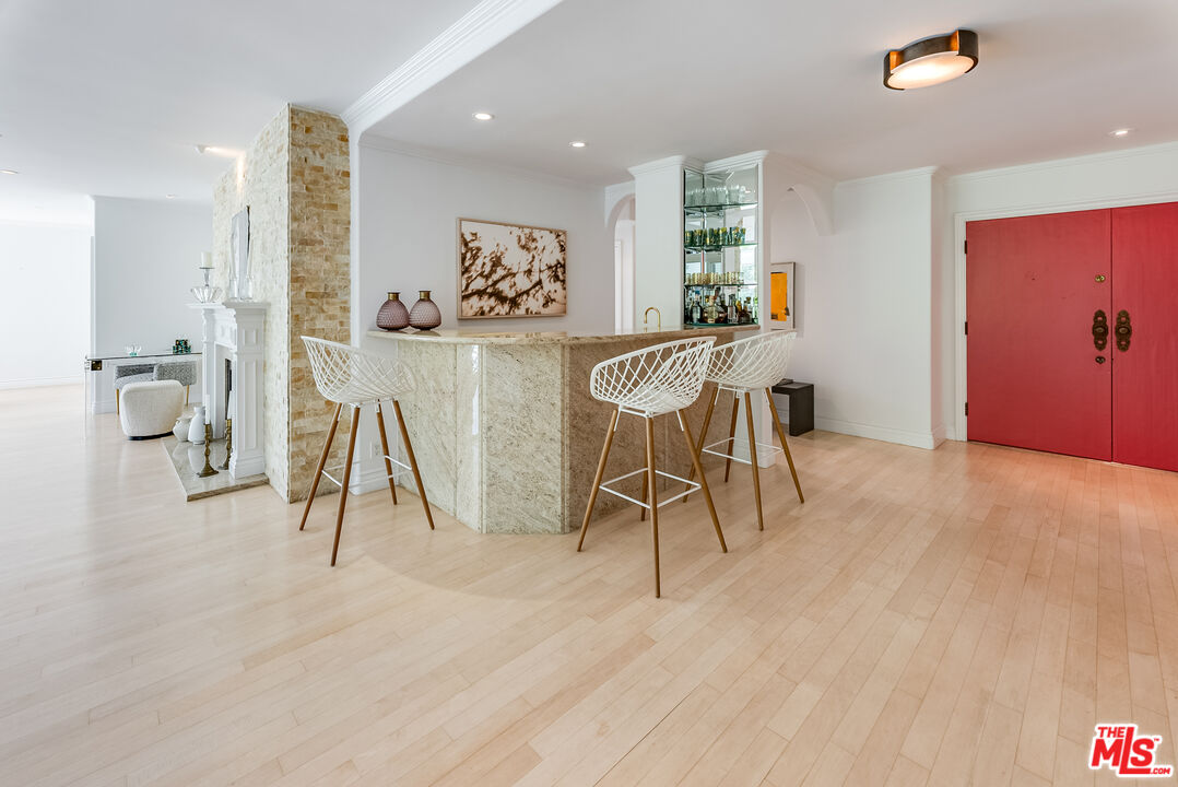 339 N Palm Dr Unit: 202