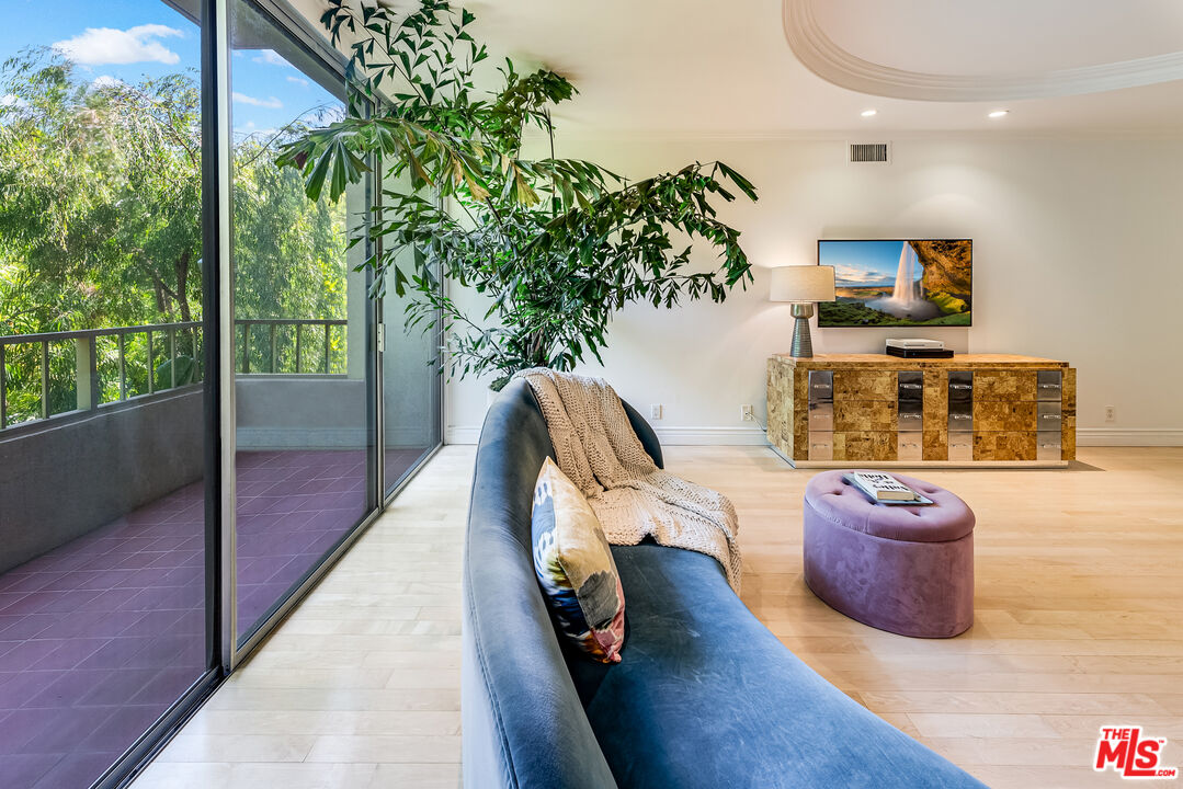 339 N Palm Dr Unit: 202