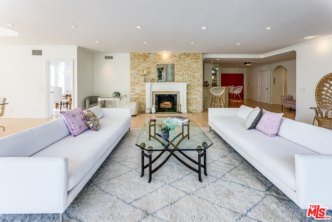 339 N Palm Dr Unit: 202