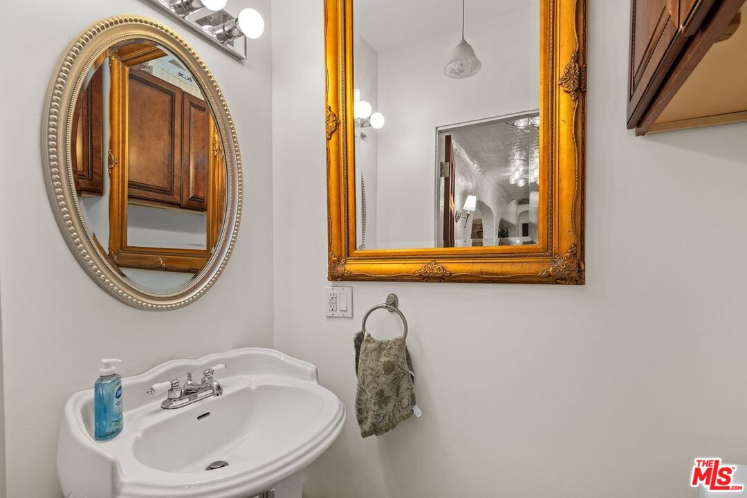 1538 N Crescent Heights Blvd