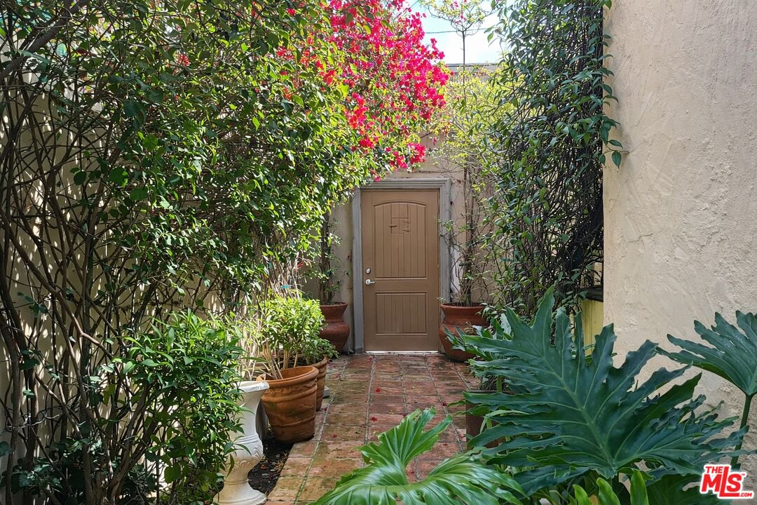 1538 N Crescent Heights Blvd