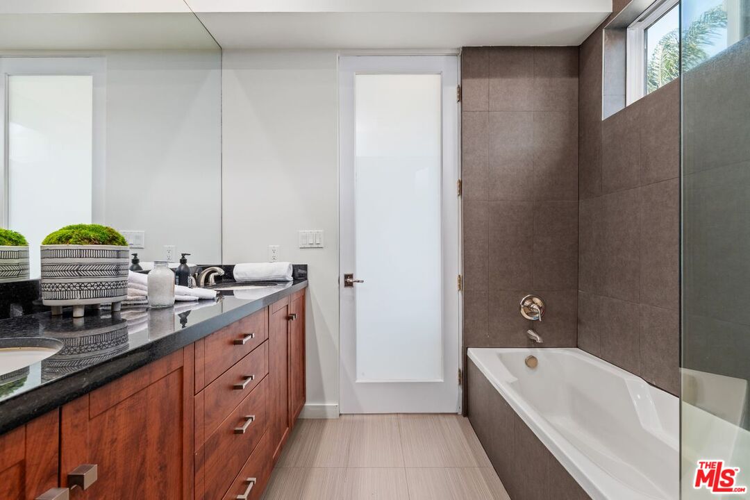 1936 S Shenandoah St Unit: A