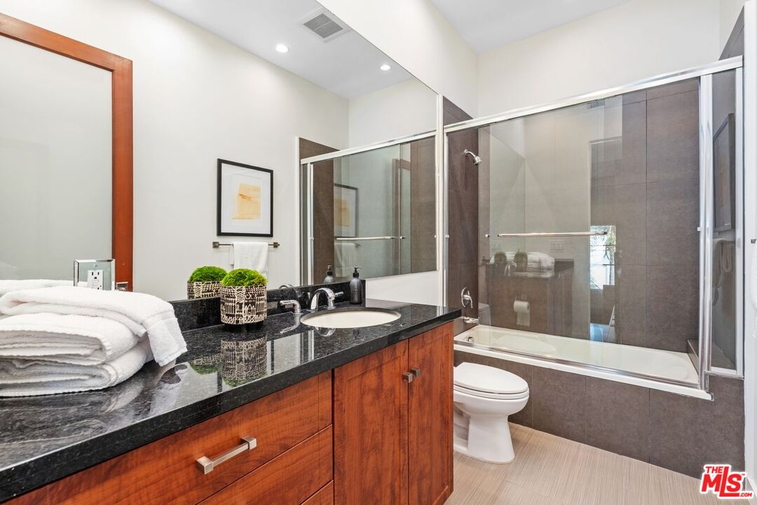 1936 S Shenandoah St Unit: A