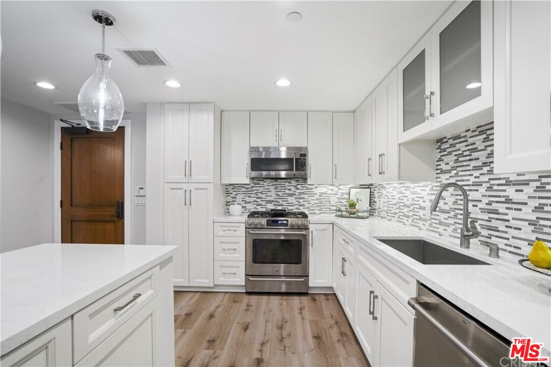 5015 Balboa Blvd Unit: 103