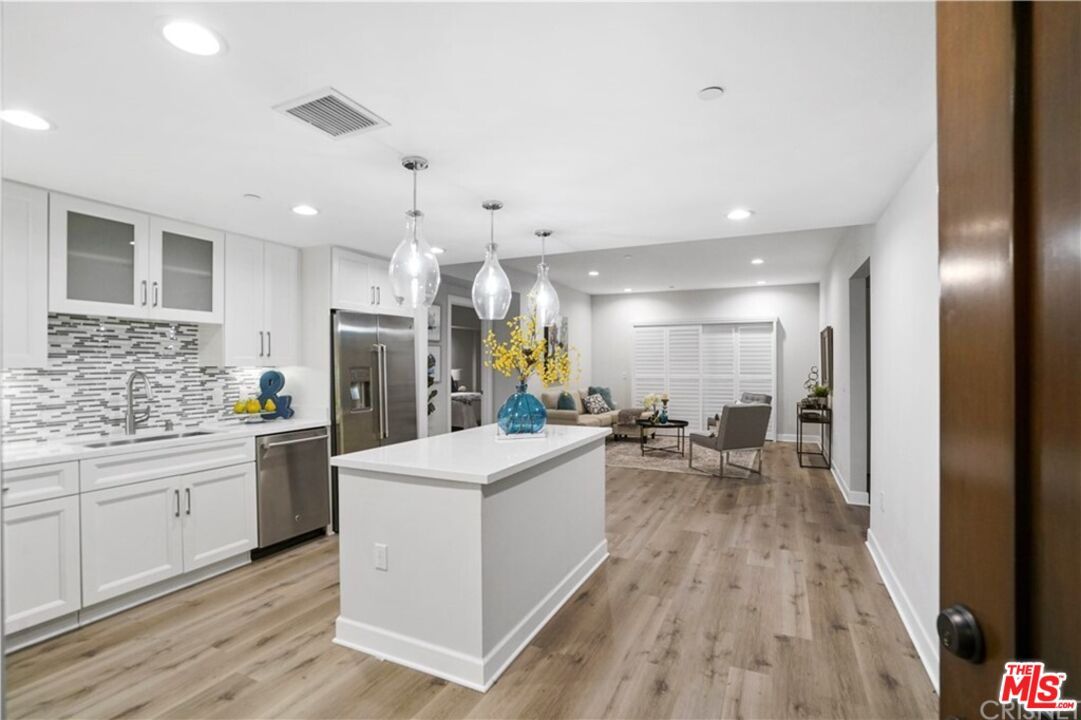 5015 Balboa Blvd Unit: 103
