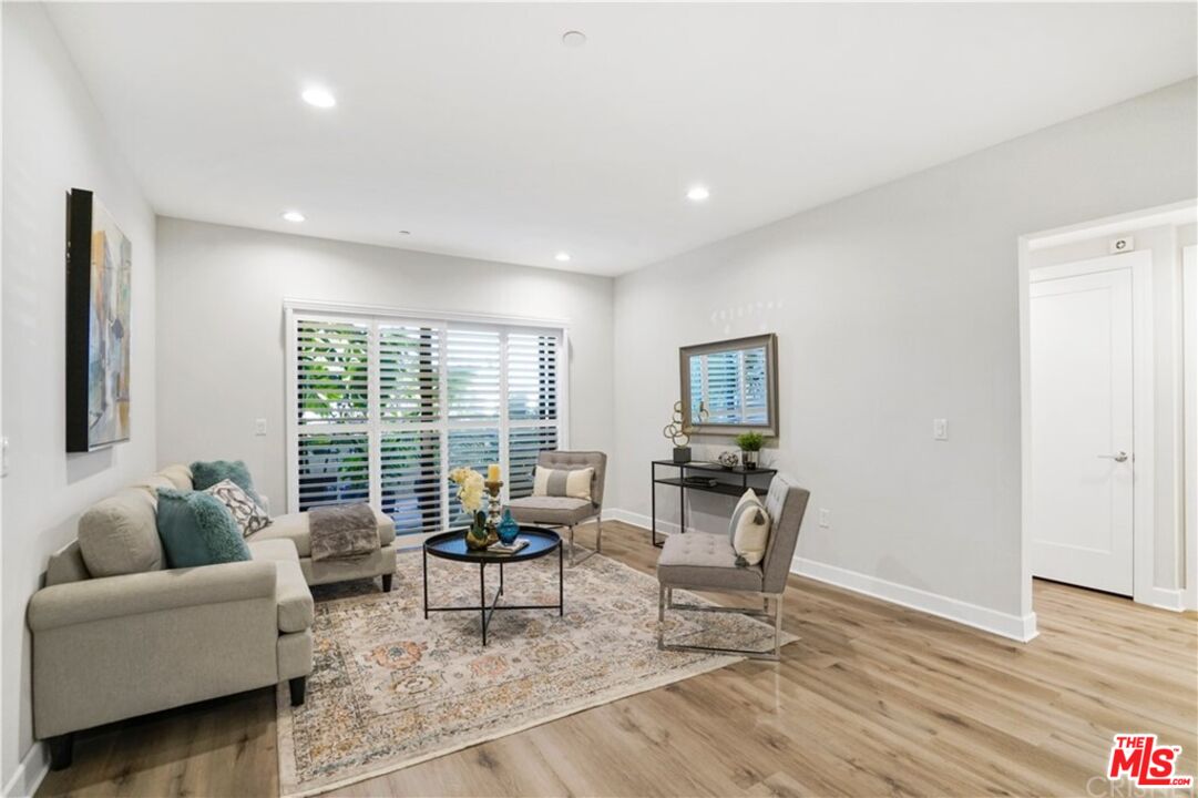 5015 Balboa Blvd Unit: 103
