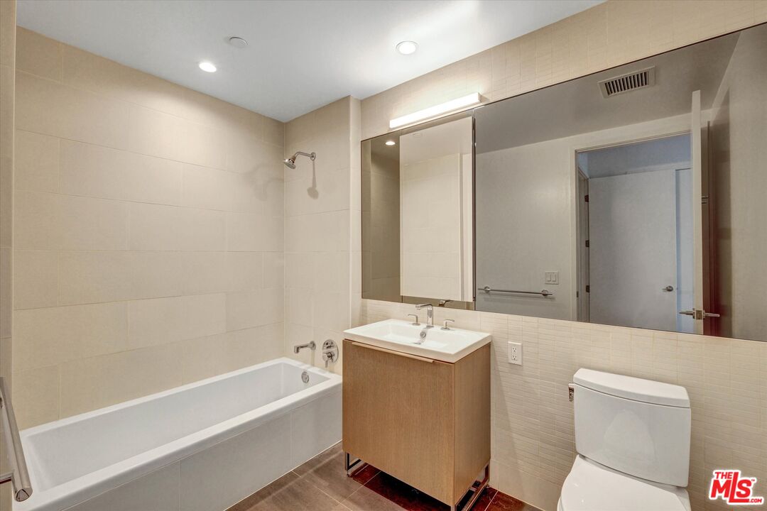 889 Francisco St Unit: 911