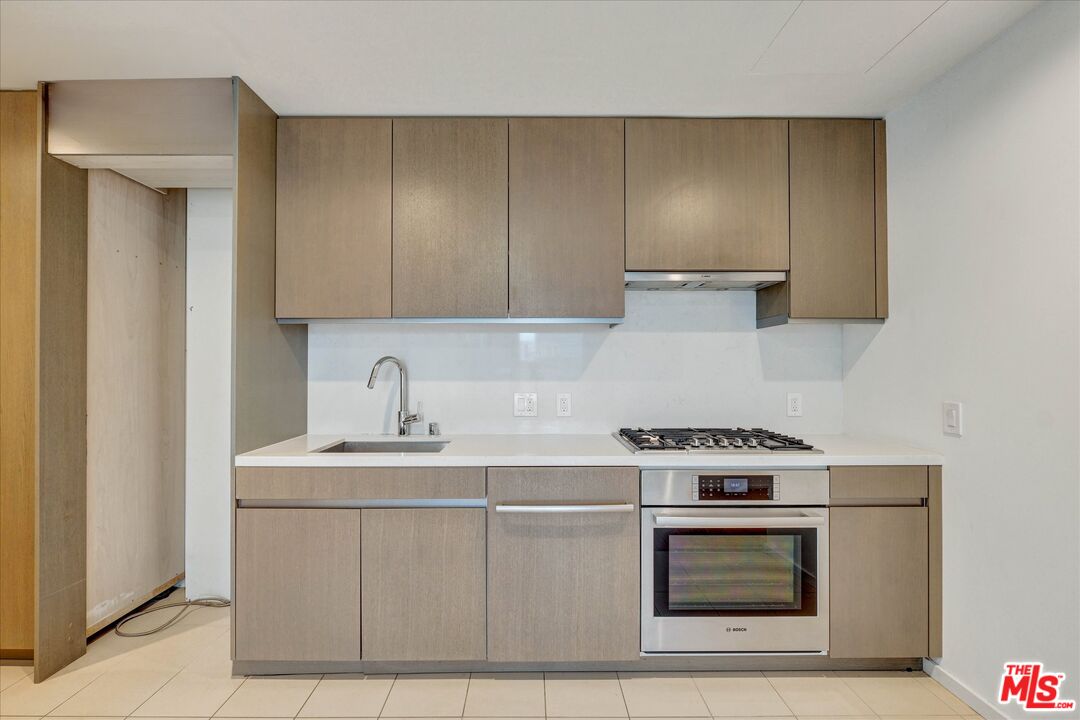 889 Francisco St Unit: 911