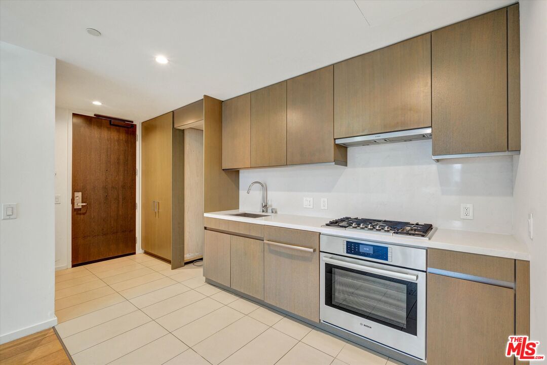 889 Francisco St Unit: 911