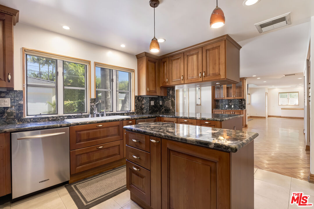 522 N Rexford Dr