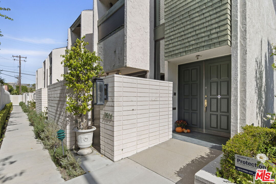 9501 W Olympic Blvd
