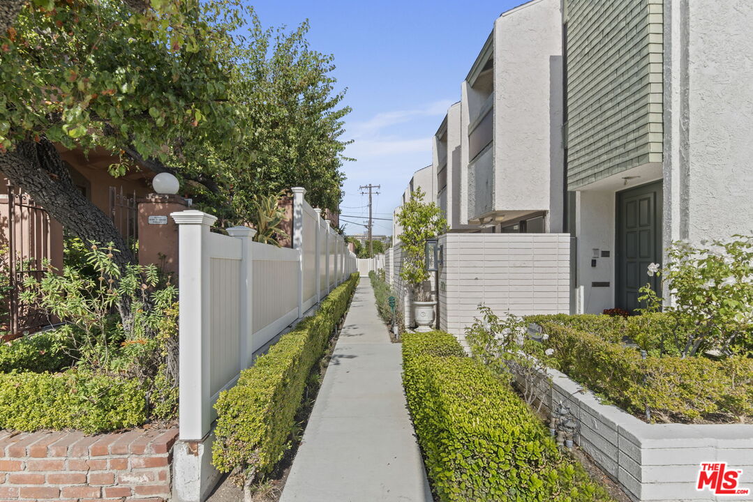 9501 W Olympic Blvd