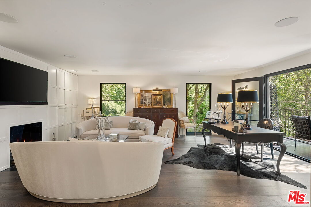 943 Moraga Dr