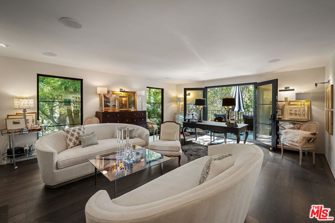 943 Moraga Dr