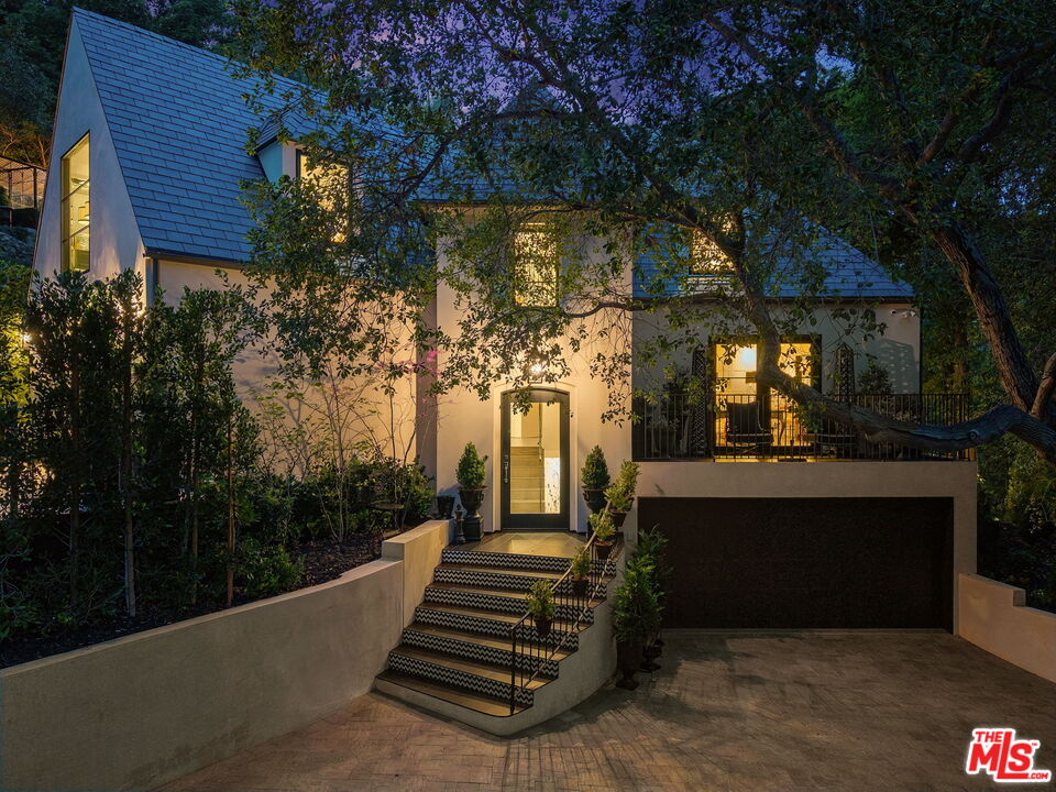 943 Moraga Dr