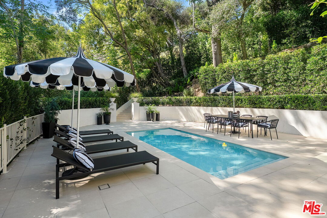 943 Moraga Dr