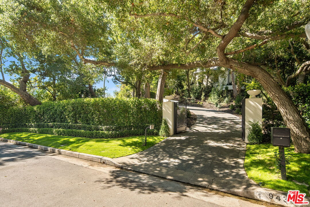 943 Moraga Dr