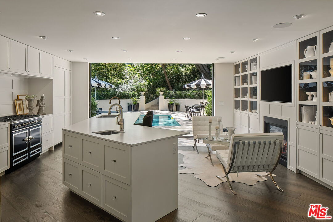 943 Moraga Dr