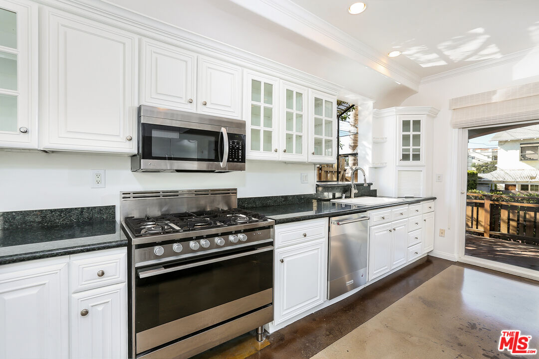 252 HAMPTON DR Unit: E