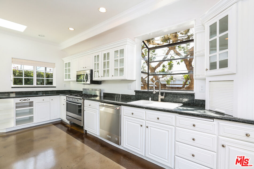 252 HAMPTON DR Unit: E