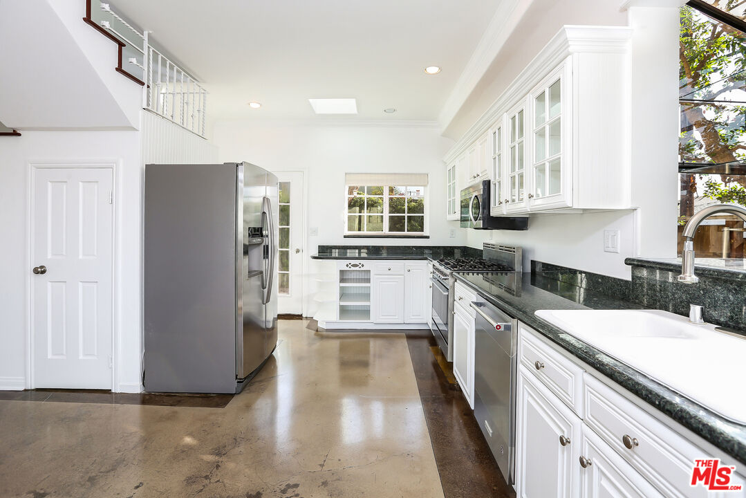 252 HAMPTON DR Unit: E