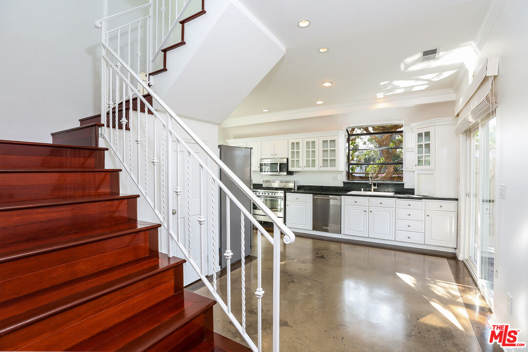 252 HAMPTON DR Unit: E