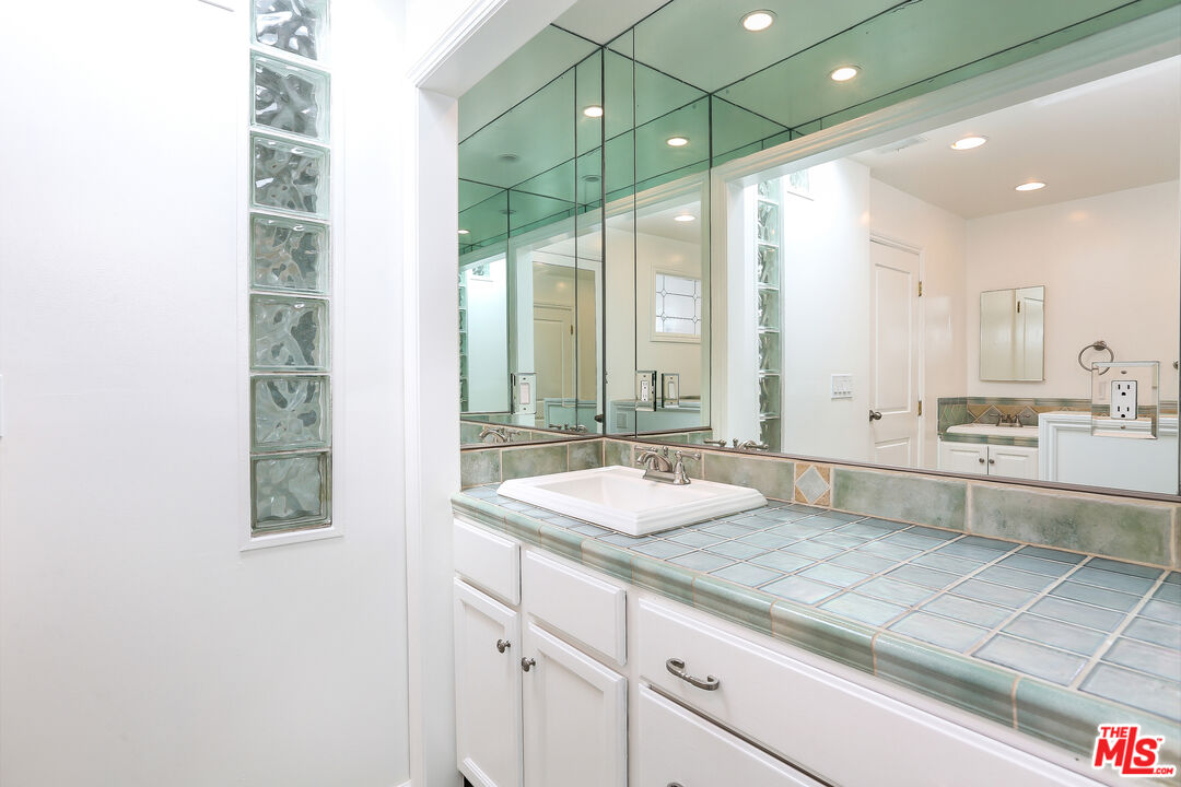 252 HAMPTON DR Unit: E