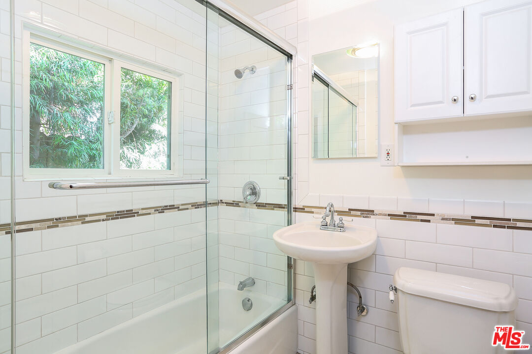 252 HAMPTON DR Unit: E