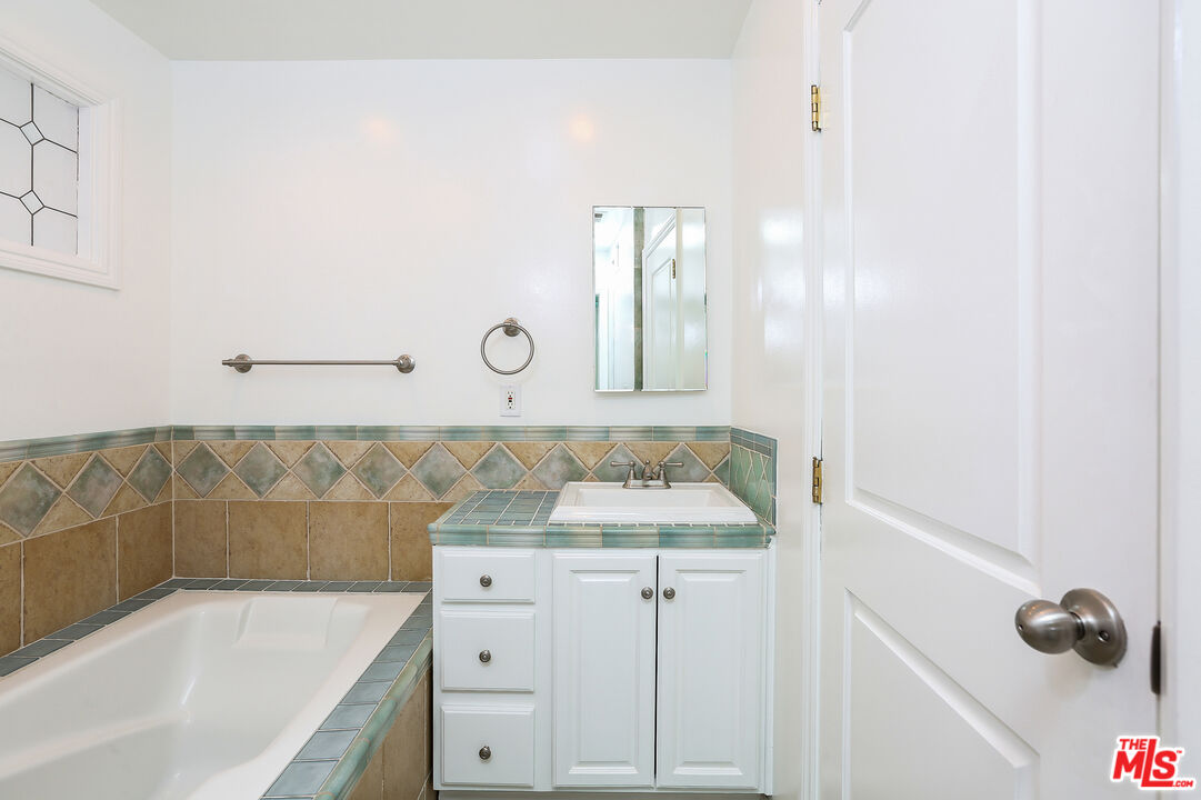 252 HAMPTON DR Unit: E