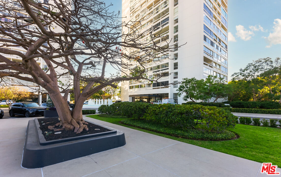 2220 Avenue Of The Stars Unit: 1601