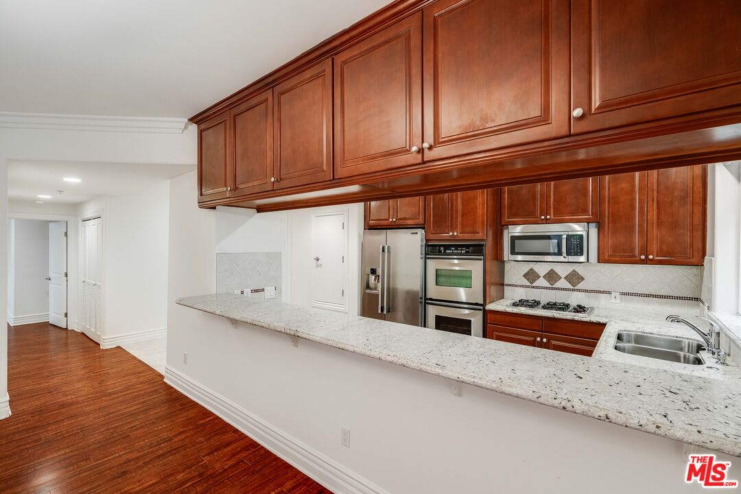 2306 Fox Hills Dr Unit: 102