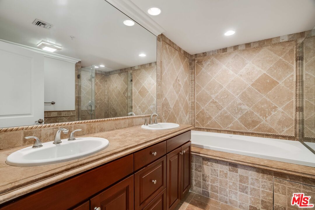 2306 Fox Hills Dr Unit: 102