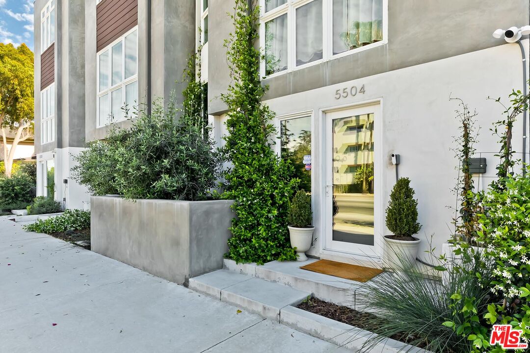 5504 W Olympic Blvd