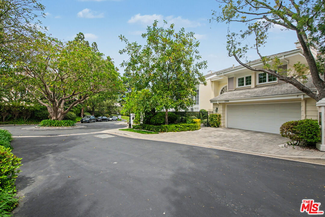 12544 The Vista