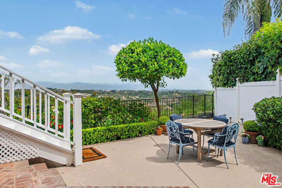 12544 The Vista