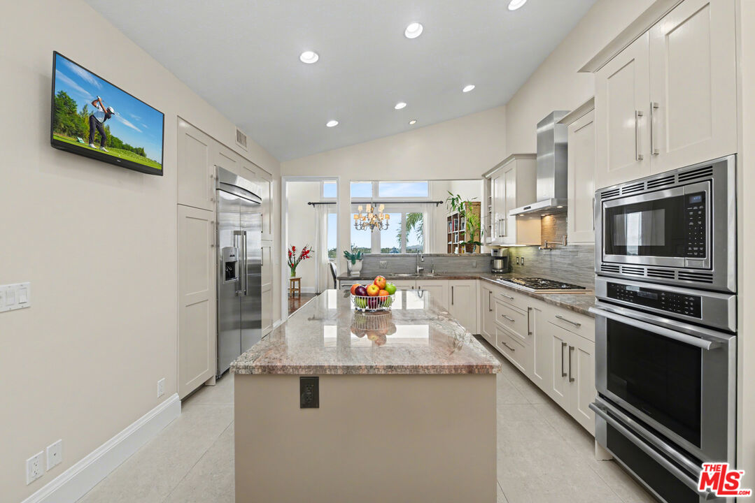 12544 The Vista