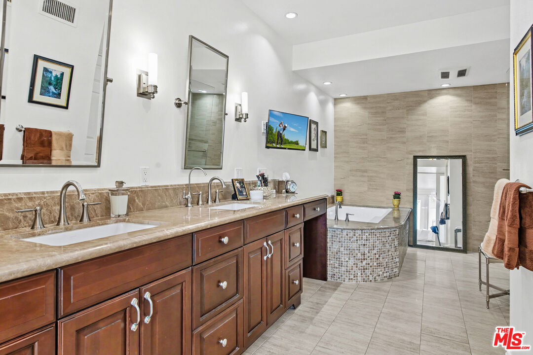 12544 The Vista