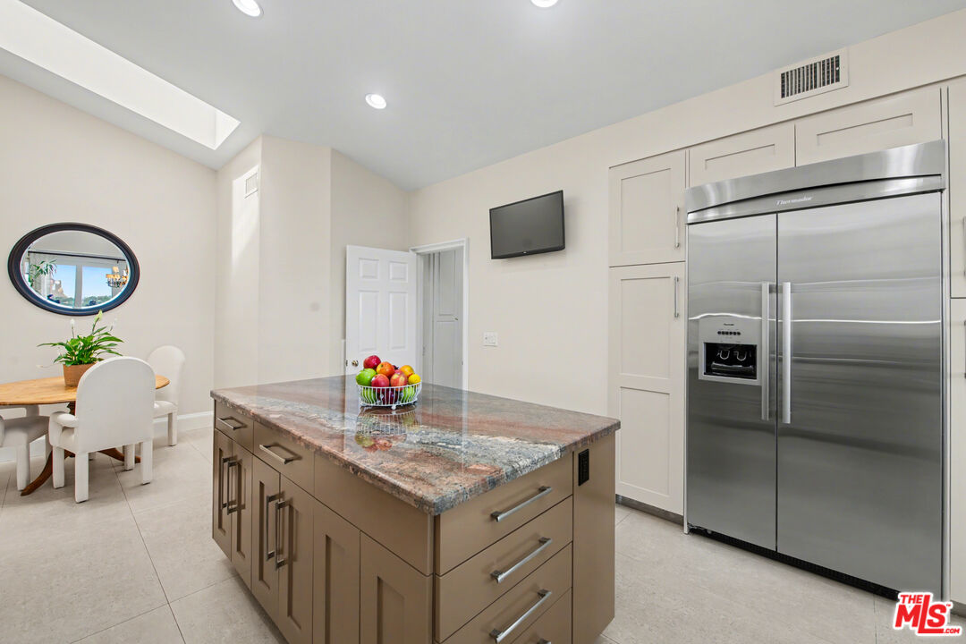 12544 The Vista