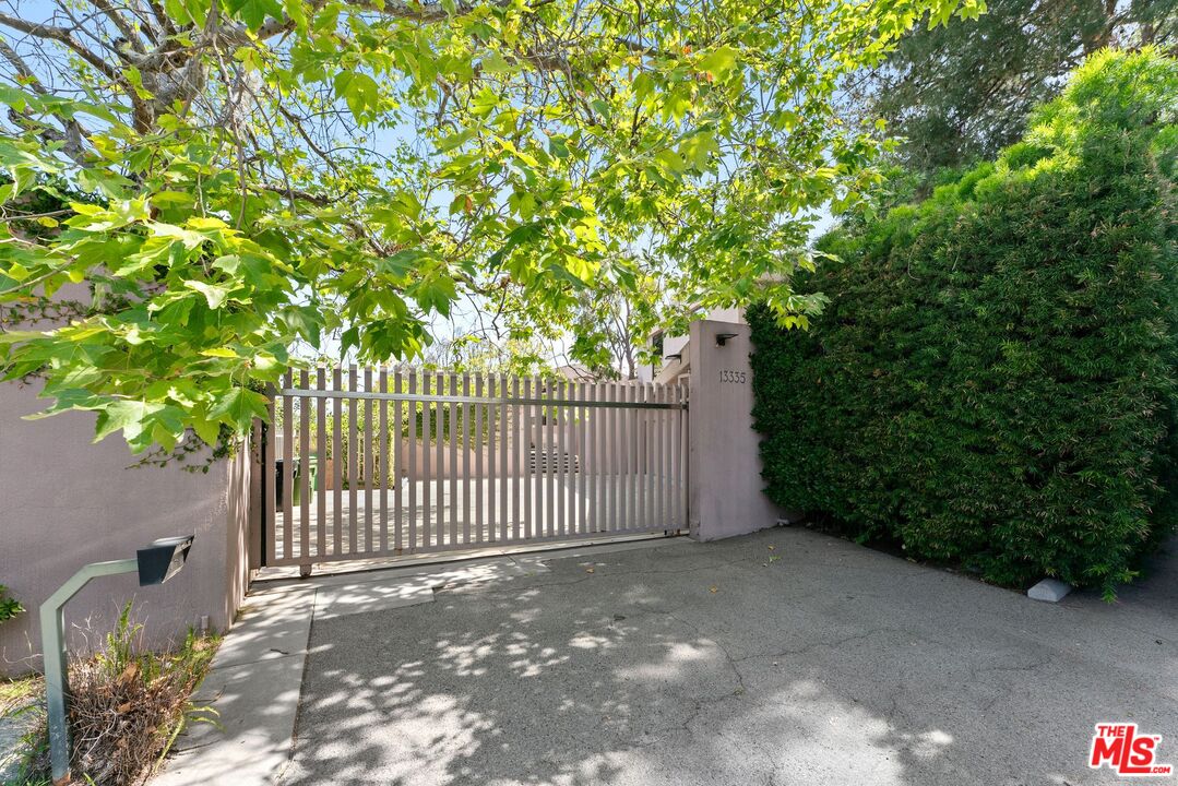 13335 Mulholland Dr